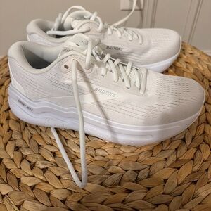 Size 8 - Brooks Ghost Max 2 Bright White